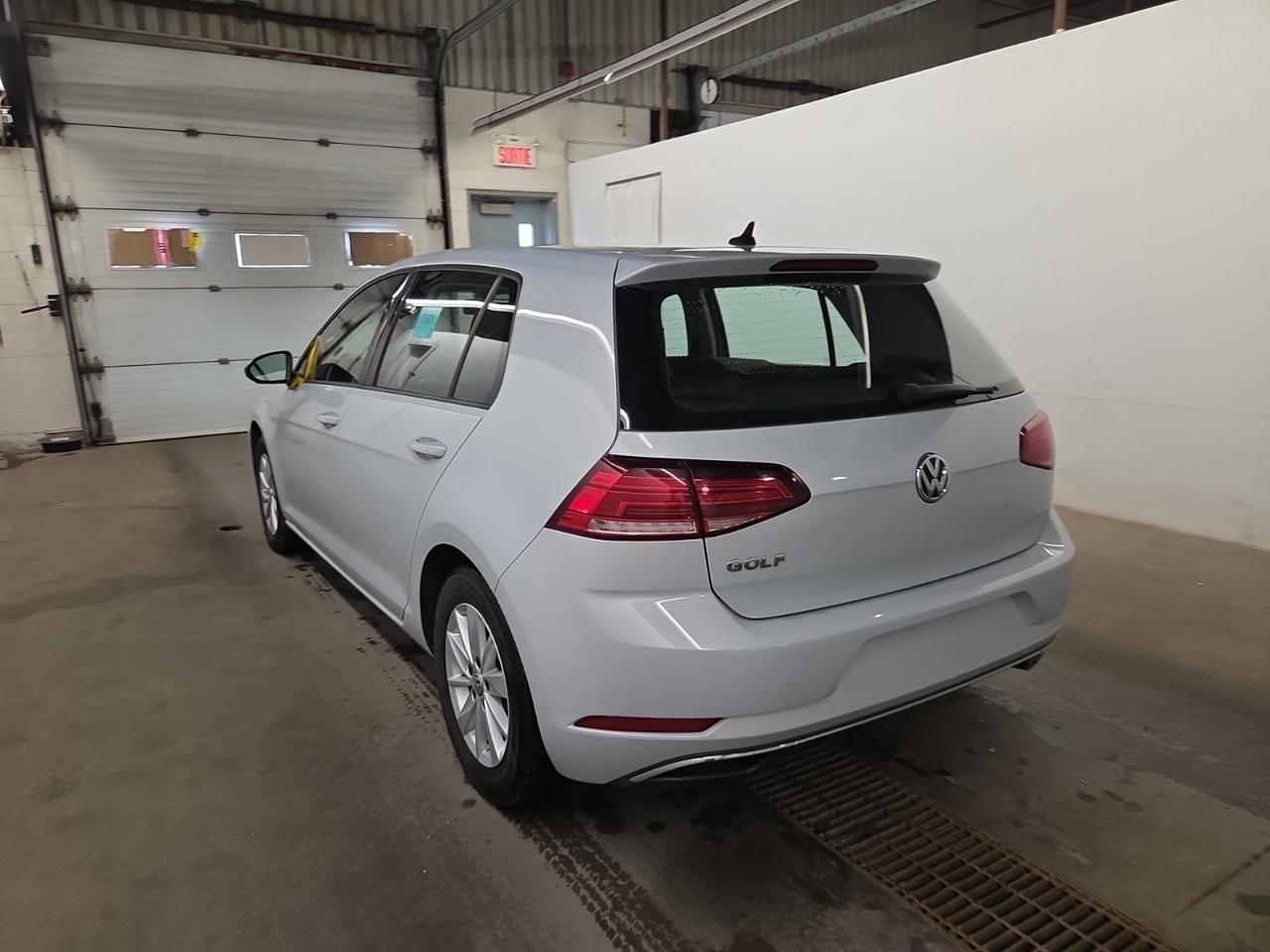 2019 Volkswagen Golf Comfortline, 1 OWNER, HEATED SEATS, BACK-UP CAM!! Photo