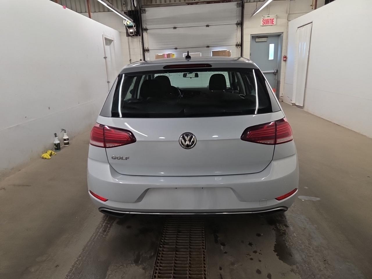 2019 Volkswagen Golf Comfortline, 1 OWNER, HEATED SEATS, BACK-UP CAM!! Photo