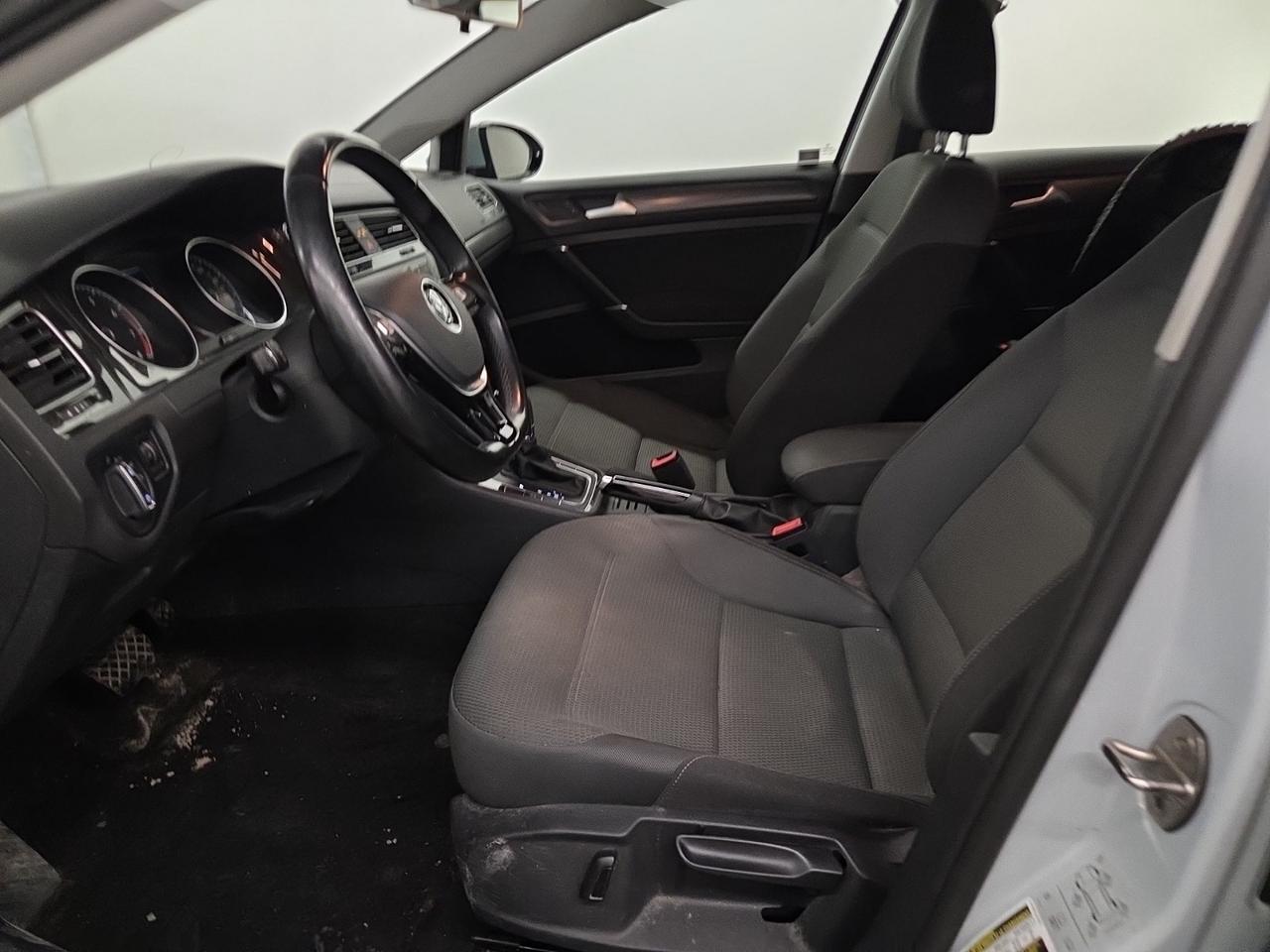 2019 Volkswagen Golf Comfortline, 1 OWNER, HEATED SEATS, BACK-UP CAM!! Photo