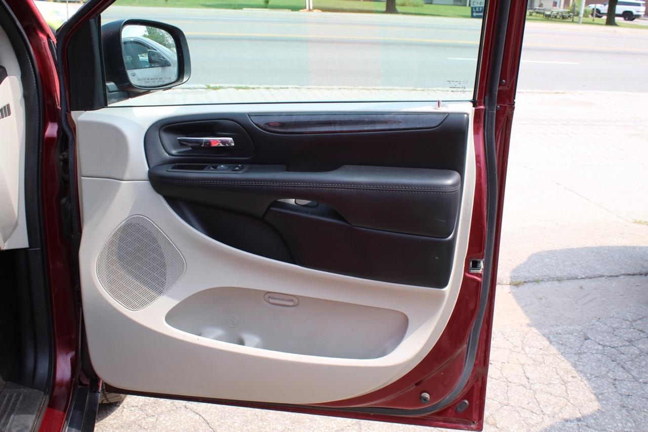 2017 Dodge Grand Caravan CV Ladder rack Shelves Photo