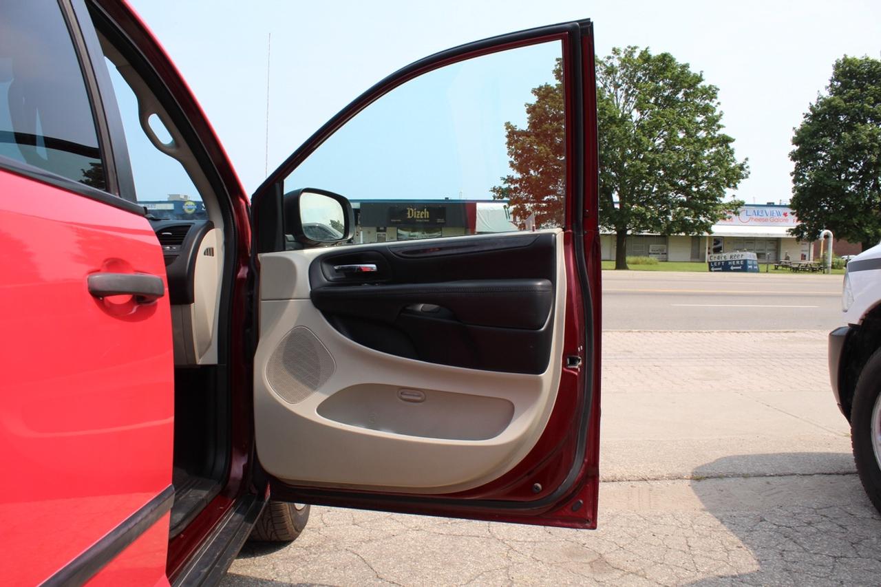 2017 Dodge Grand Caravan CV Ladder rack Shelves Photo