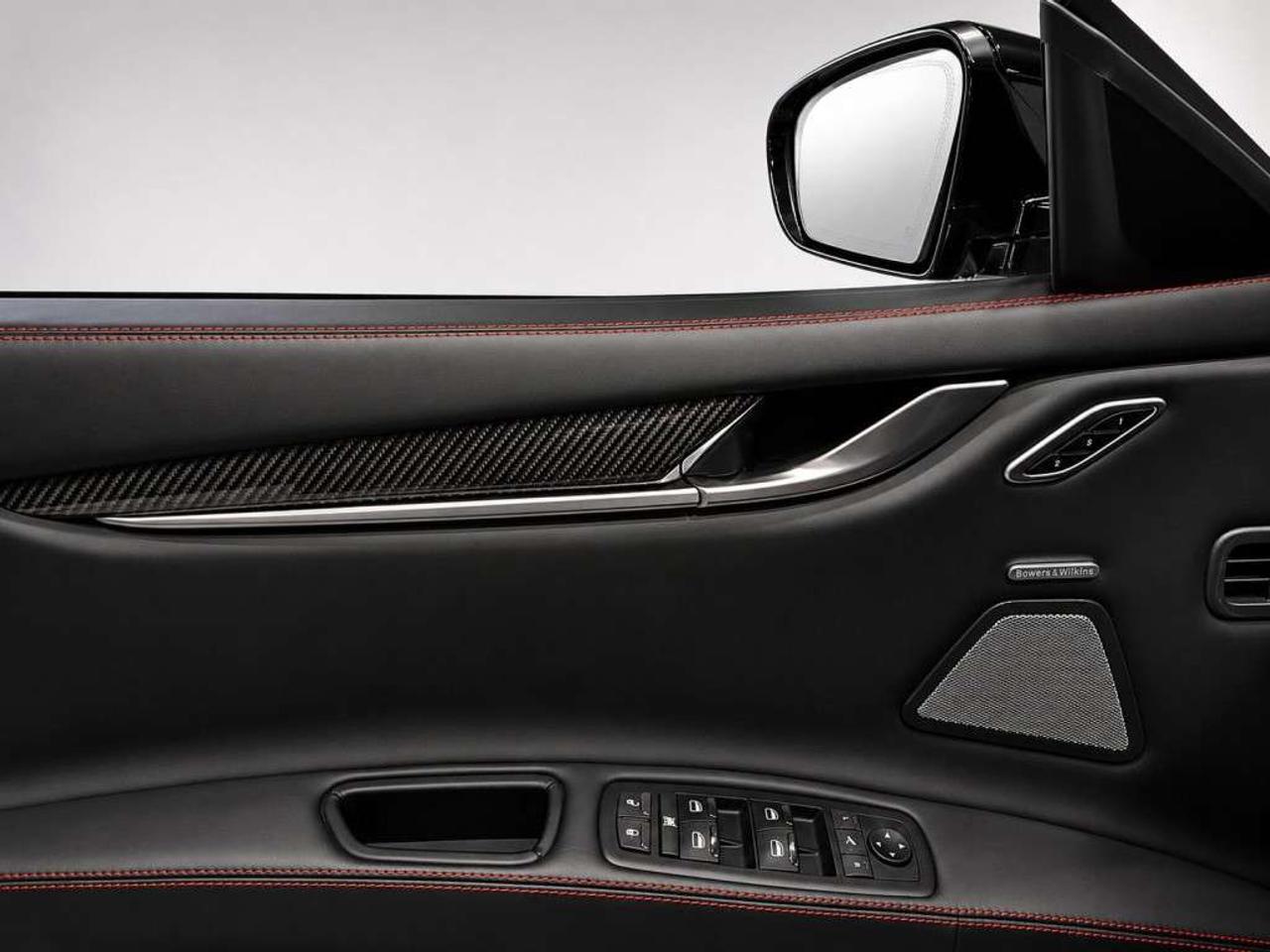 2018 Maserati Ghibli GranSport S Q4   Nero Gloss on Rosso Red Contrast Stitched Leather   Over 3000$ Optional 15-Speaker Bowers & Wilkins  Sou Photo