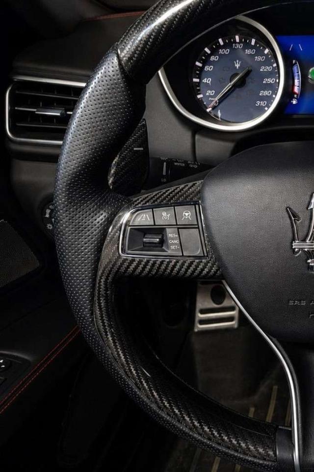 2018 Maserati Ghibli GranSport S Q4   Nero Gloss on Rosso Red Contrast Stitched Leather   Over 3000$ Optional 15-Speaker Bowers & Wilkins  Sou Photo