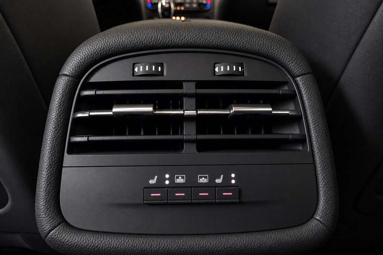 2018 Maserati Ghibli GranSport S Q4   Nero Gloss on Rosso Red Contrast Stitched Leather   Over 3000$ Optional 15-Speaker Bowers & Wilkins  Sou Photo