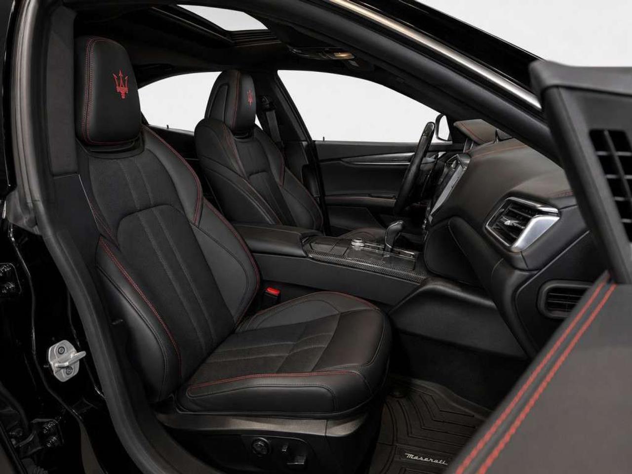 2018 Maserati Ghibli GranSport S Q4   Nero Gloss on Rosso Red Contrast Stitched Leather   Over 3000$ Optional 15-Speaker Bowers & Wilkins  Sou Photo