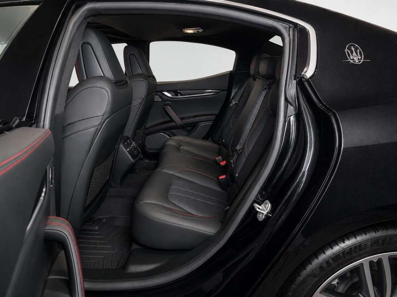 2018 Maserati Ghibli GranSport S Q4   Nero Gloss on Rosso Red Contrast Stitched Leather   Over 3000$ Optional 15-Speaker Bowers & Wilkins  Sou Photo