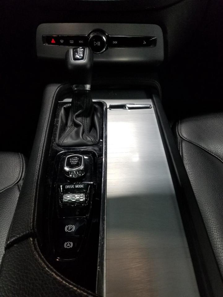 2018 Volvo XC90 T6 Momentum 4dr All-Wheel Drive Photo