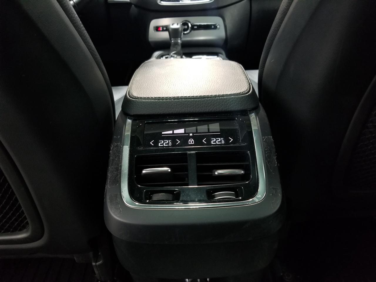 2018 Volvo XC90 T6 Momentum 4dr All-Wheel Drive Photo