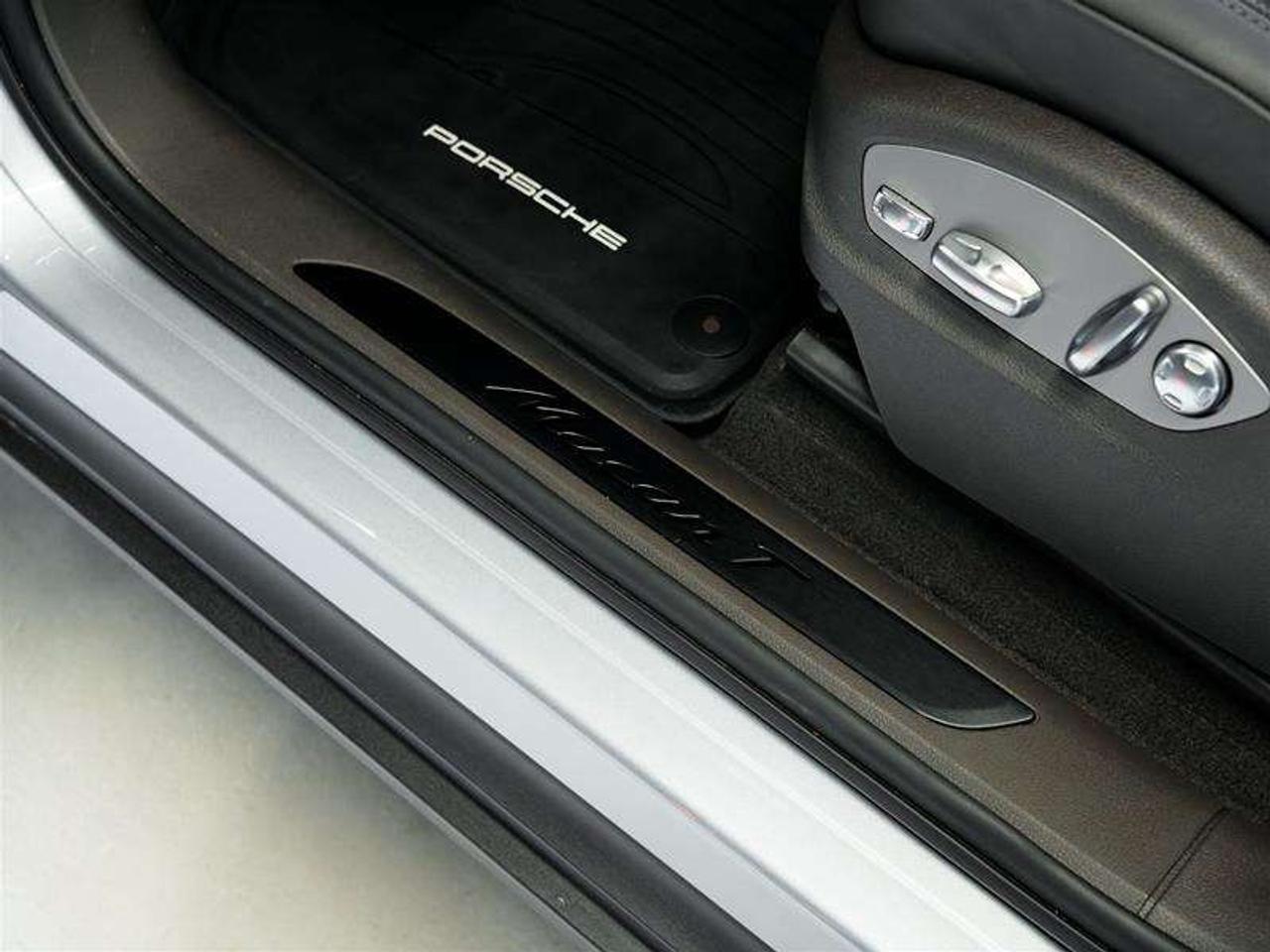 2026 Porsche Macan T AWD Photo