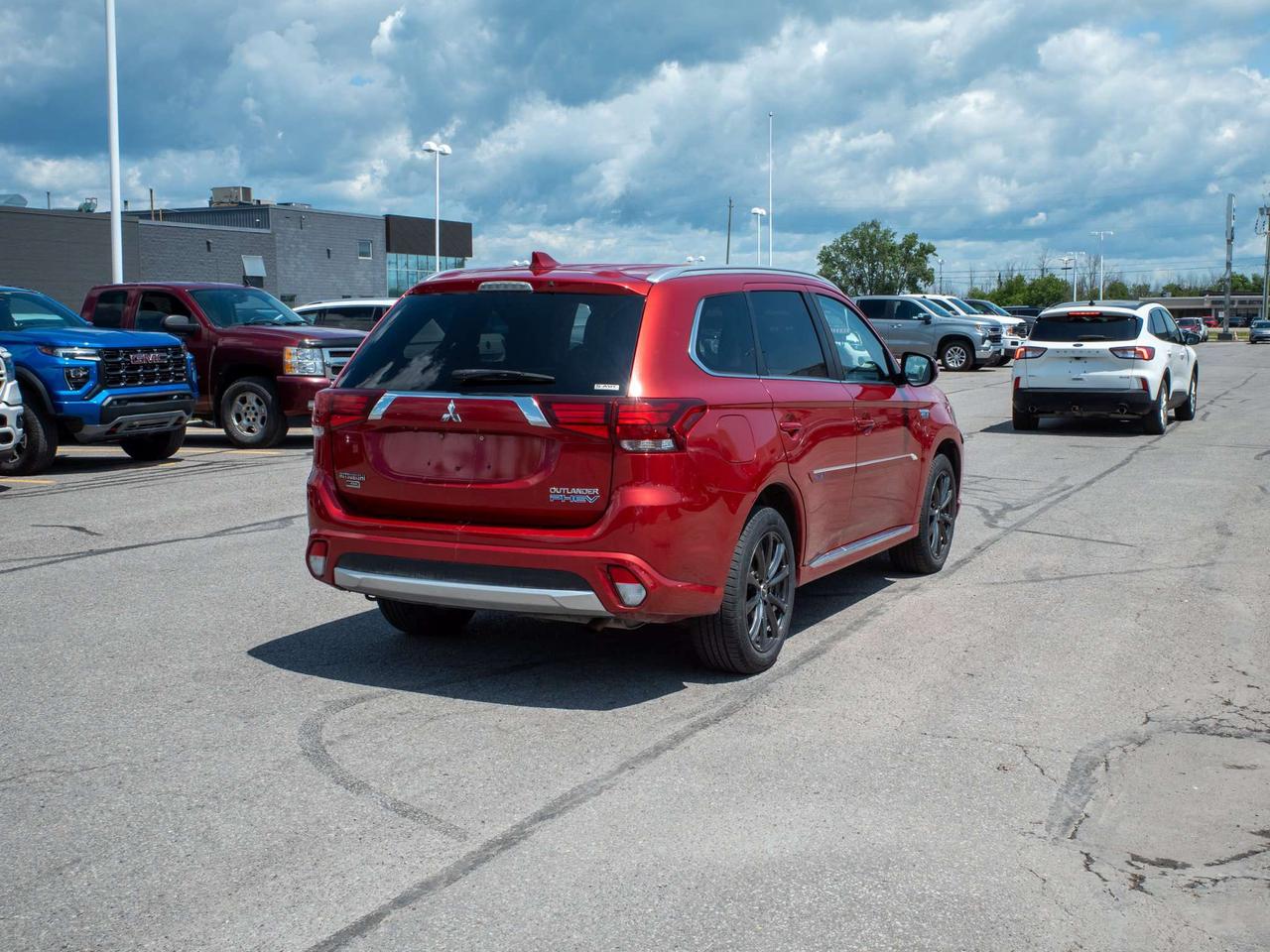 2018 Mitsubishi Outlander - Rain Sensing Wipers   Blind Spot Monitor Photo