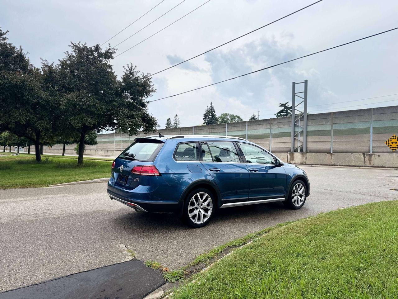 2018 Volkswagen Golf Alltrack   6 Speed Manual   LOW KMS Photo