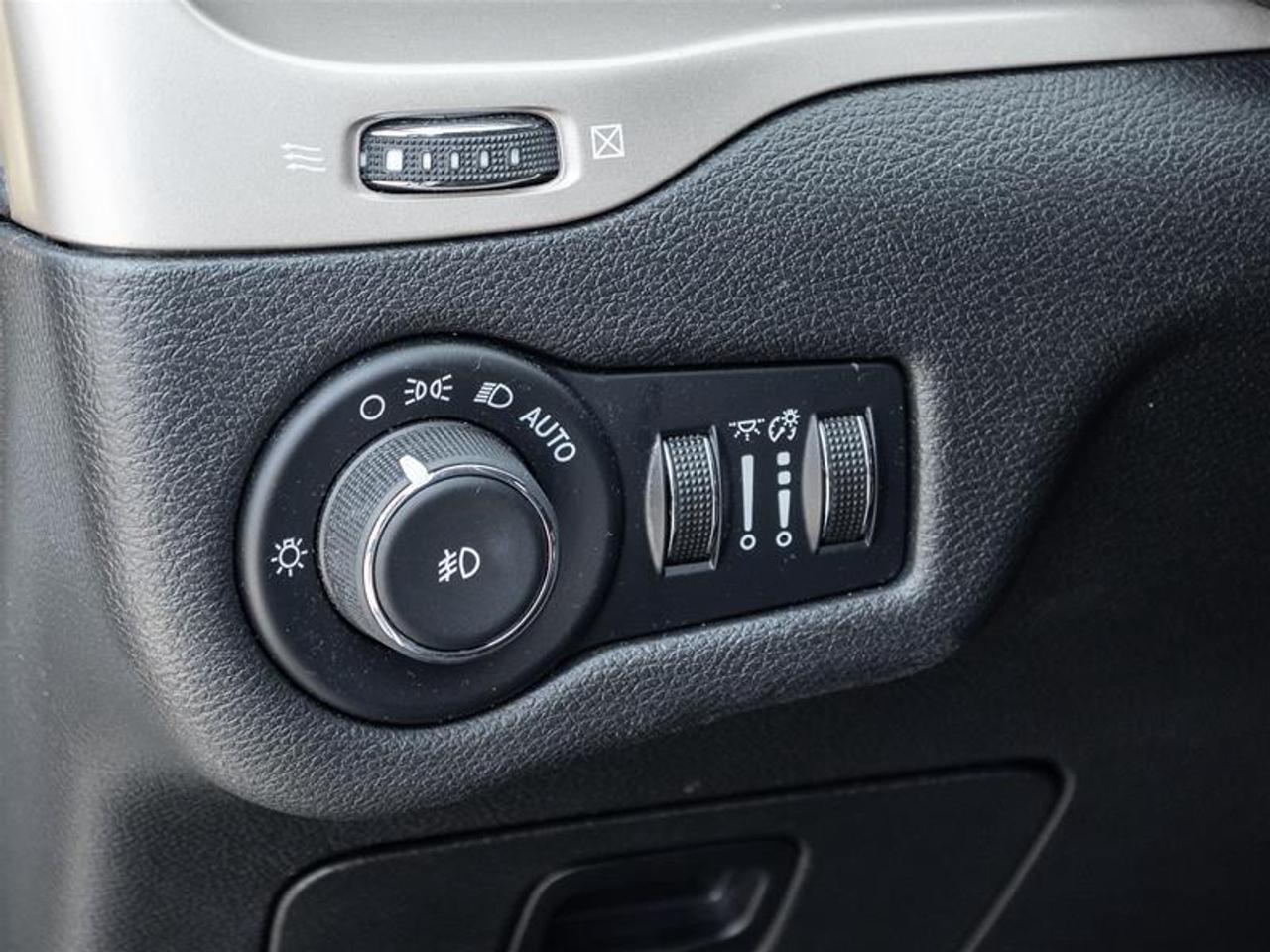 2016 Jeep Cherokee Limited 4dr Front-Wheel Drive Photo