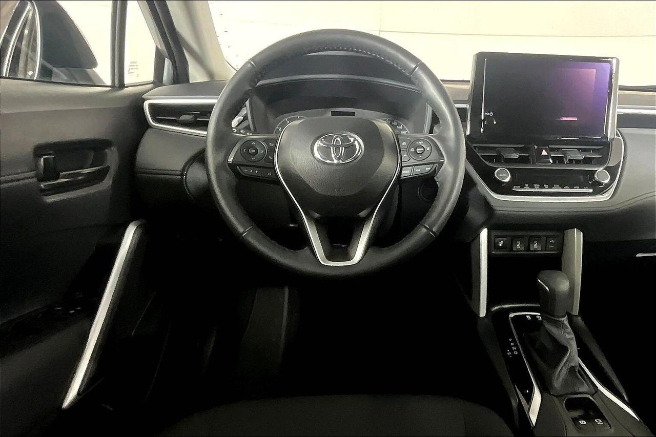 2025 Toyota Corolla Cross LE FWD Photo