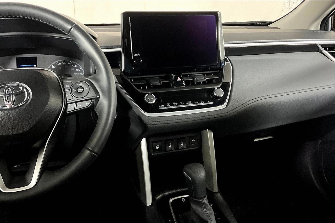 2025 Toyota Corolla Cross LE FWD Photo
