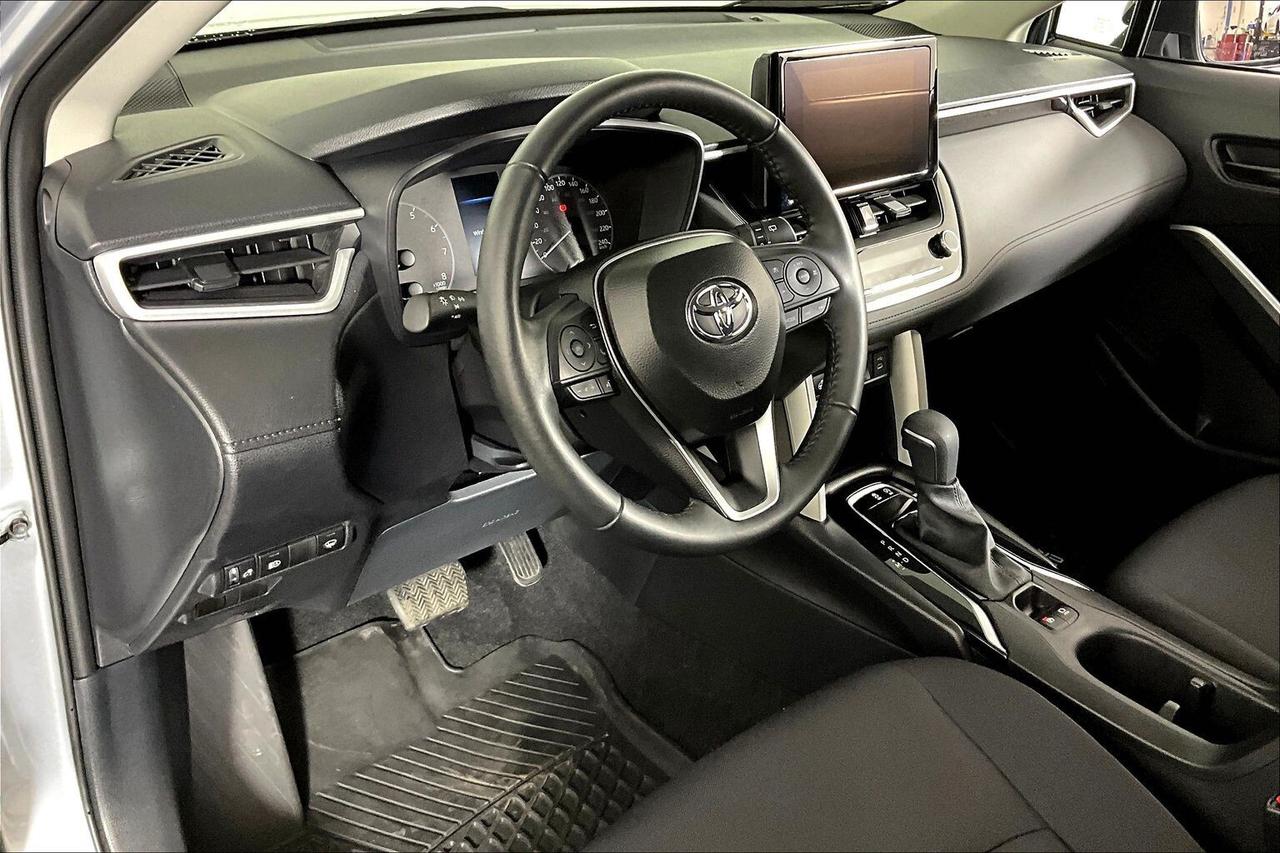 2025 Toyota Corolla Cross LE FWD Photo