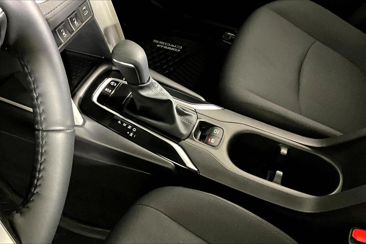 2025 Toyota Corolla Cross LE FWD Photo