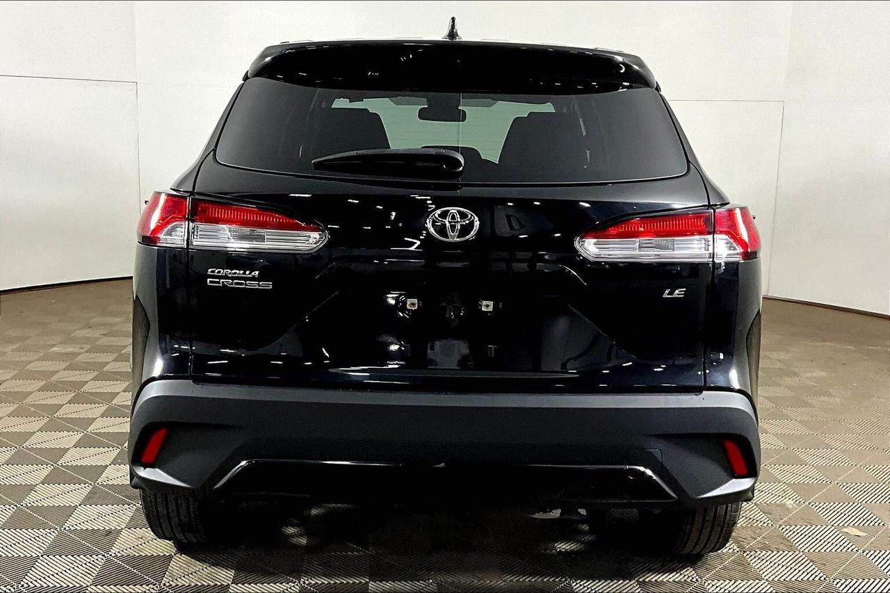 2022 Toyota Corolla Cross LE FWD Photo