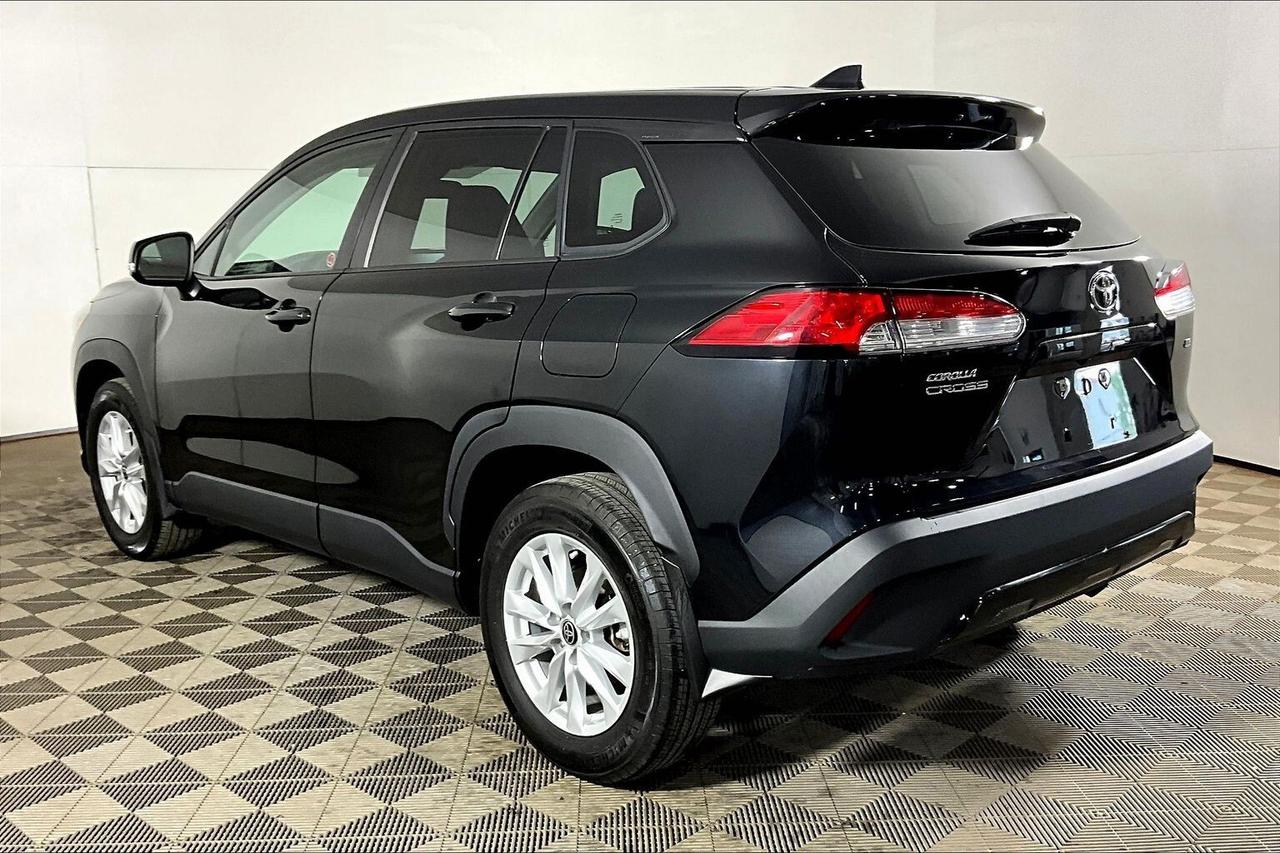 2022 Toyota Corolla Cross LE FWD Photo