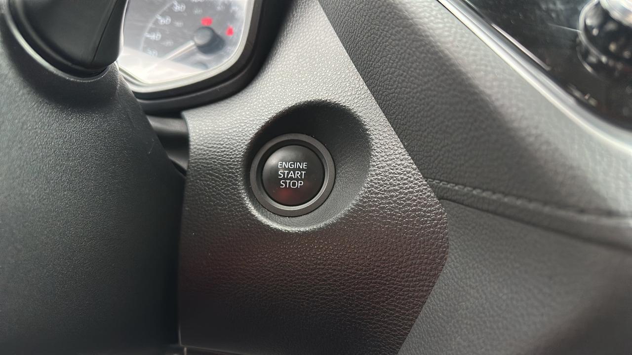 2025 Toyota Corolla Cross LE AWD Photo