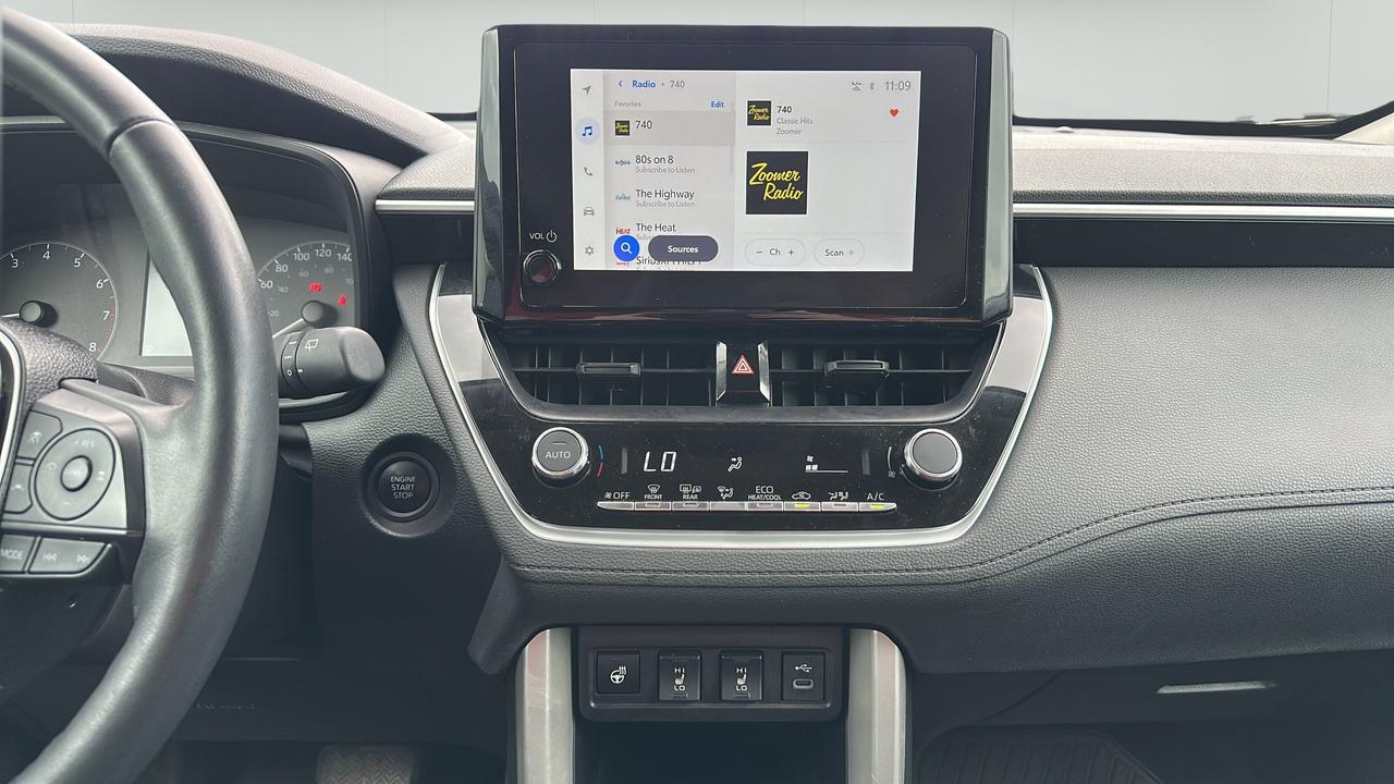 2025 Toyota Corolla Cross LE AWD Photo