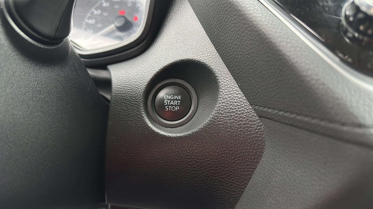 2025 Toyota Corolla Cross LE Photo