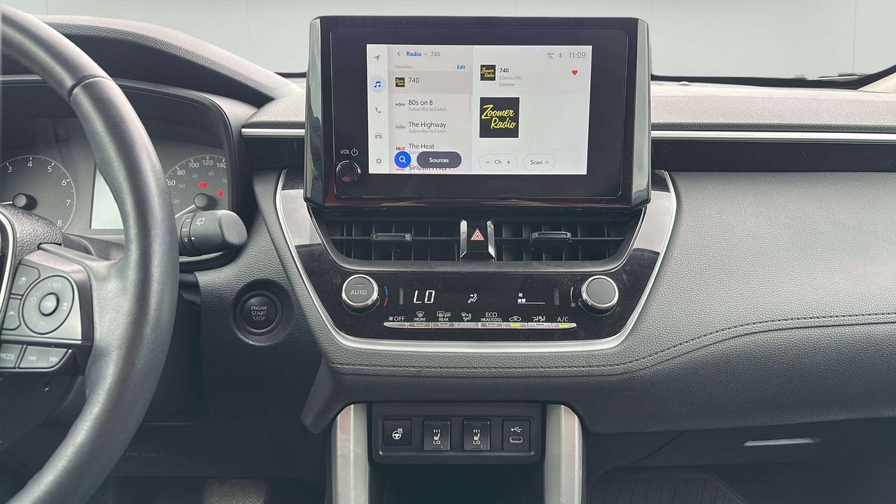 2025 Toyota Corolla Cross LE Photo