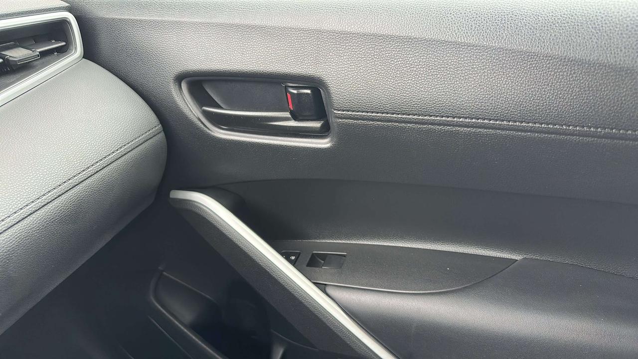 2025 Toyota Corolla Cross LE Photo
