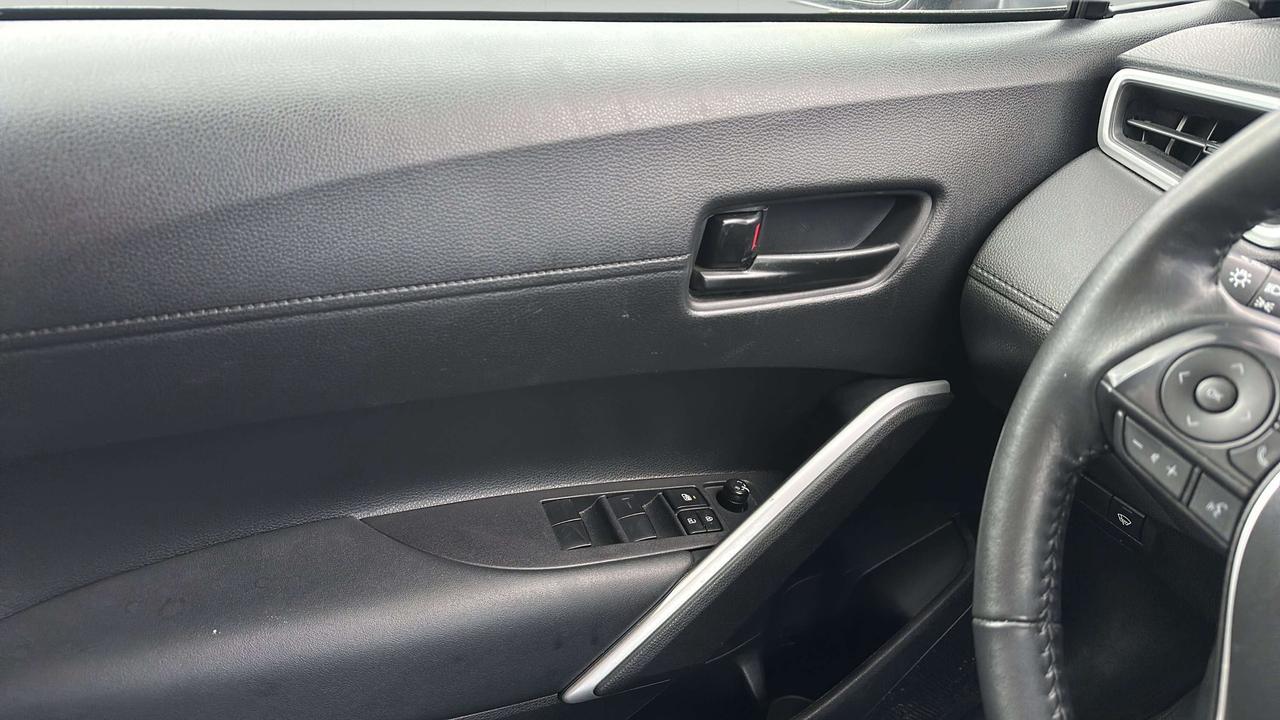 2025 Toyota Corolla Cross LE Photo