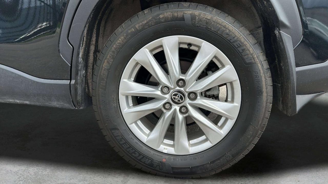 2025 Toyota Corolla Cross LE Photo