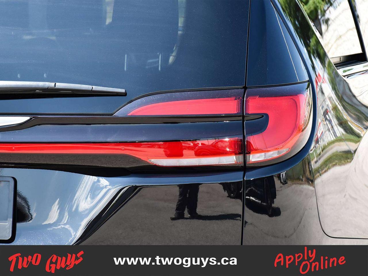 2025 Chrysler Pacifica Select   Htd Lthr   Pwr Sliders   WOW KMS Photo