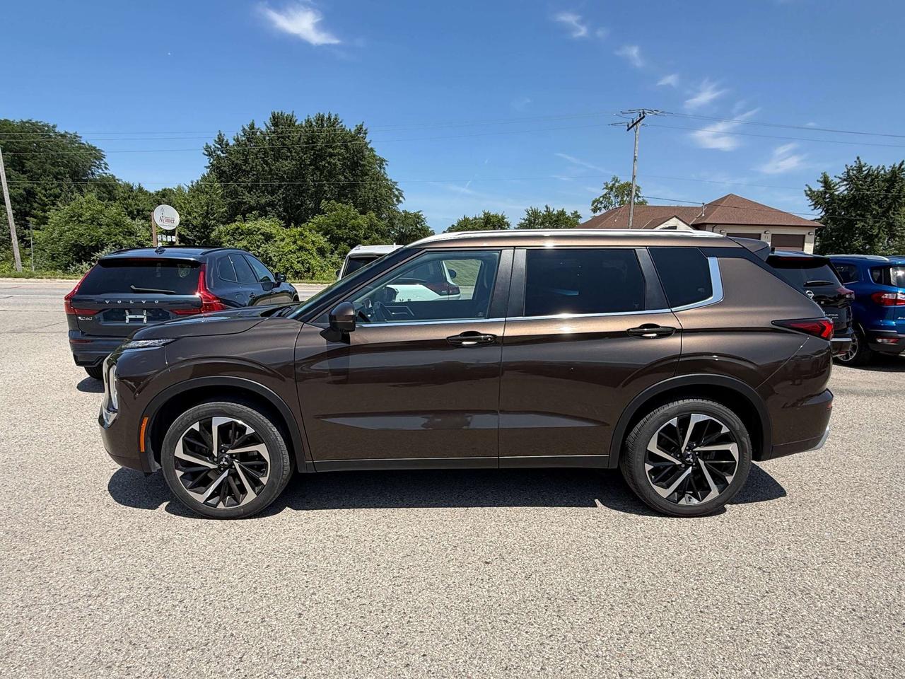 2024 Mitsubishi Outlander SE, CLEAN CARFAX, 7 PASS, LOCAL TRADE, LEATHER! Photo4