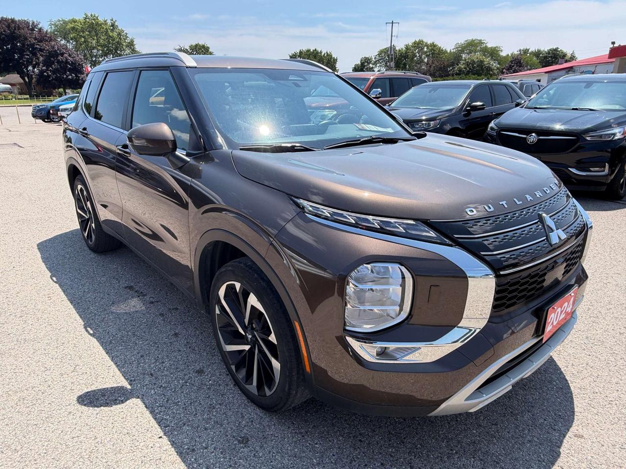 2024 Mitsubishi Outlander SE, CLEAN CARFAX, 7 PASS, LOCAL TRADE, LEATHER! Photo