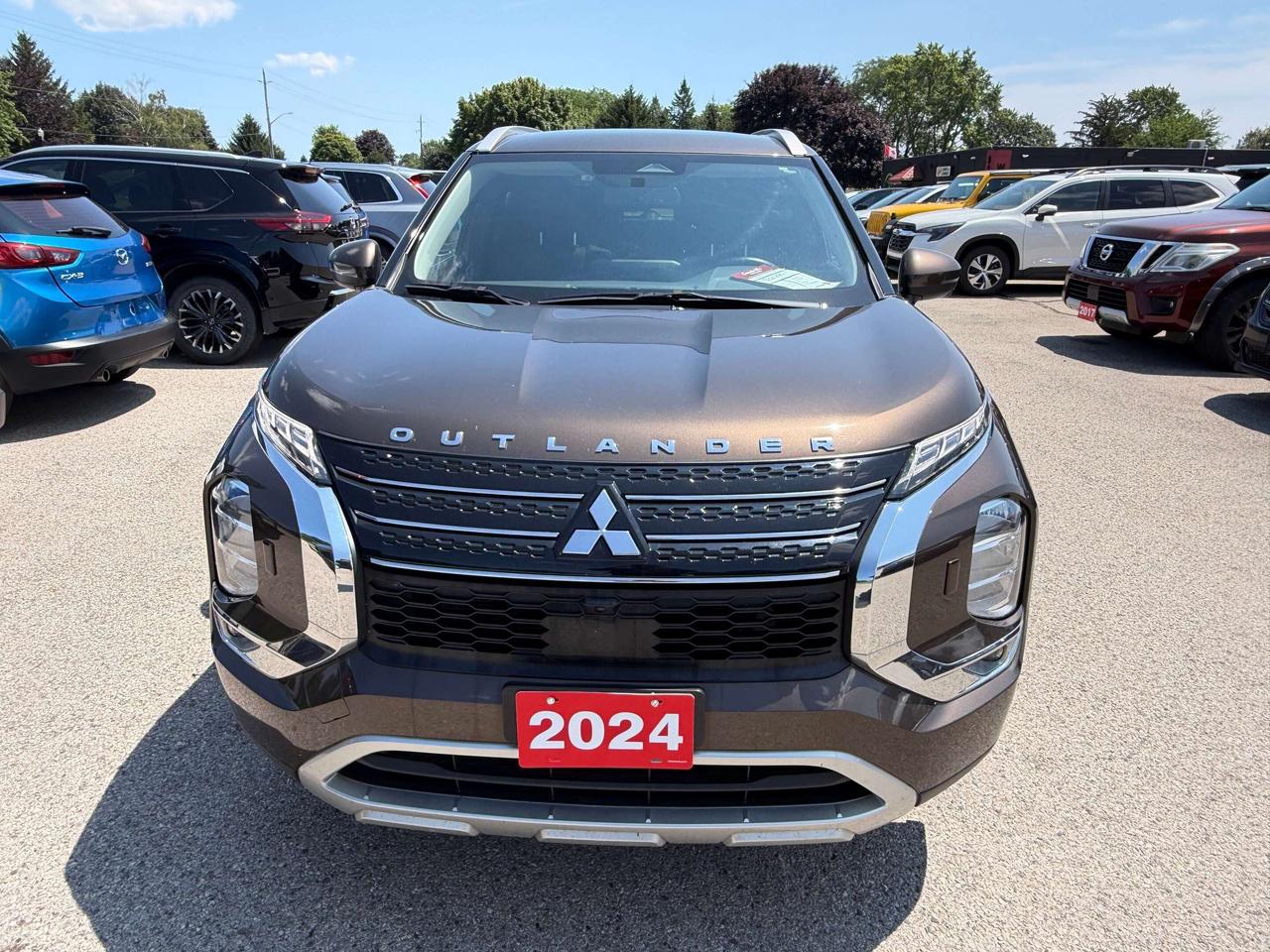 2024 Mitsubishi Outlander SE, CLEAN CARFAX, 7 PASS, LOCAL TRADE, LEATHER! Photo