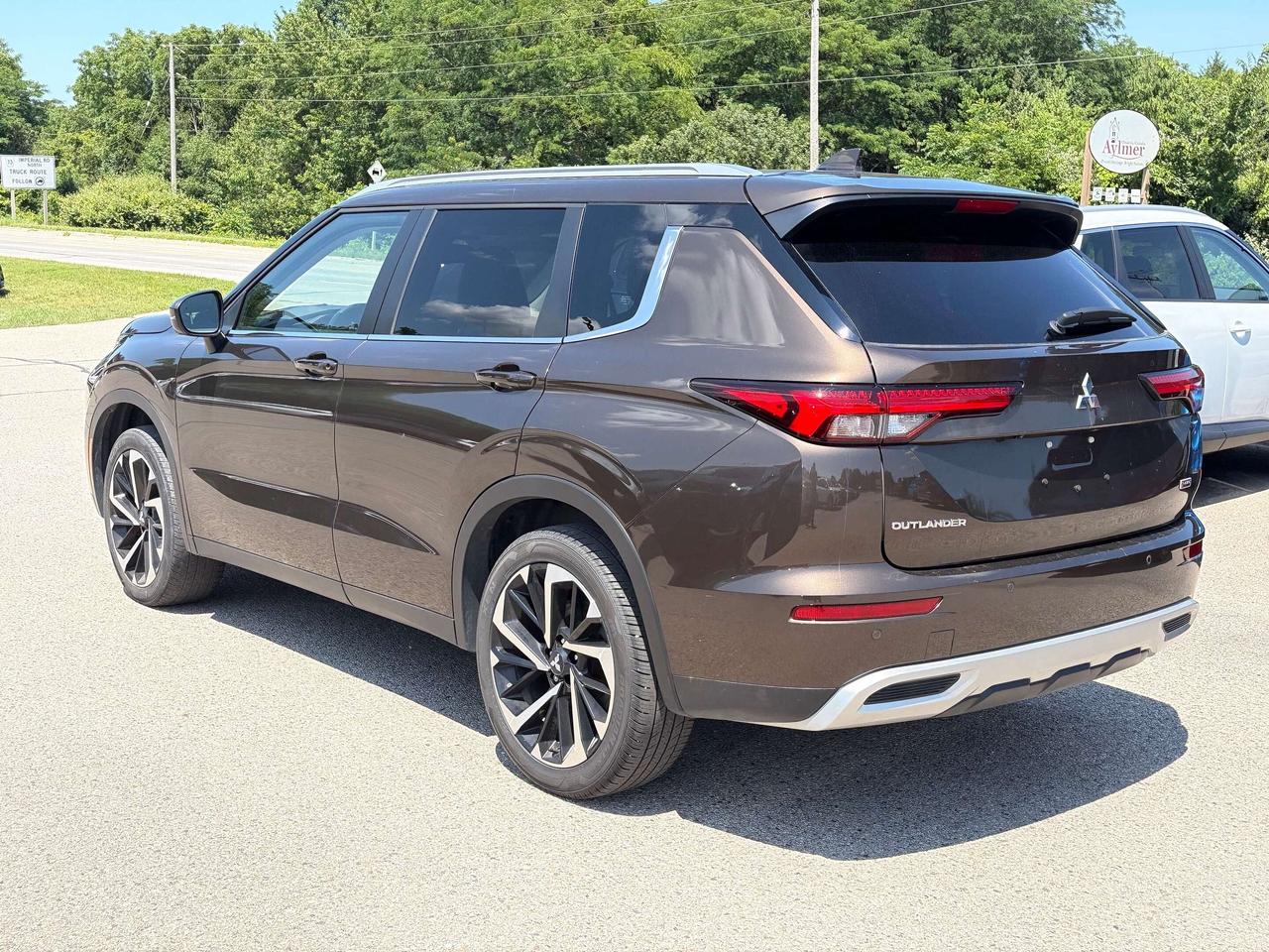 2024 Mitsubishi Outlander SE, CLEAN CARFAX, 7 PASS, LOCAL TRADE, LEATHER! Photo