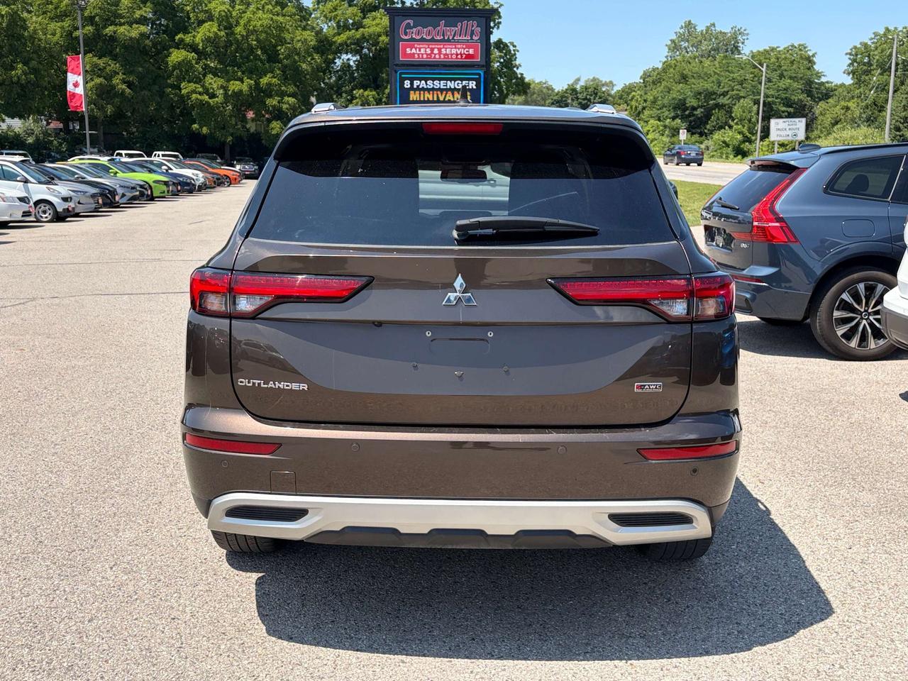 2024 Mitsubishi Outlander SE, CLEAN CARFAX, 7 PASS, LOCAL TRADE, LEATHER! Photo