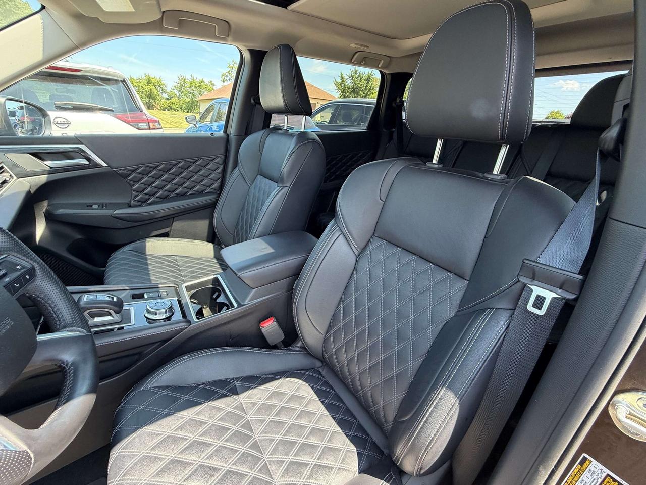 2024 Mitsubishi Outlander SE, CLEAN CARFAX, 7 PASS, LOCAL TRADE, LEATHER! Photo