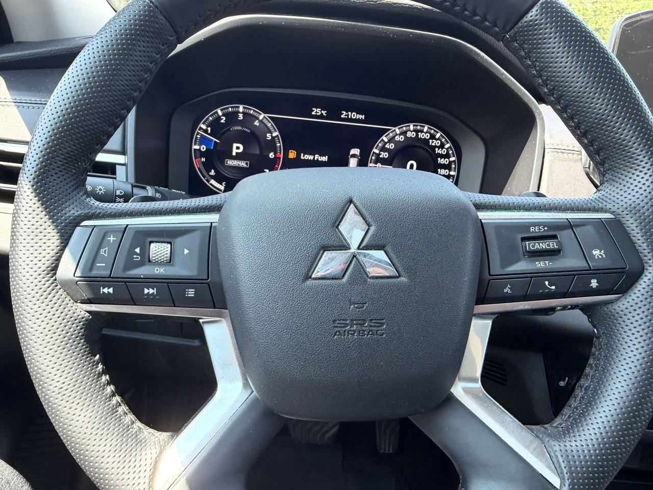 2024 Mitsubishi Outlander SE, CLEAN CARFAX, 7 PASS, LOCAL TRADE, LEATHER! Photo