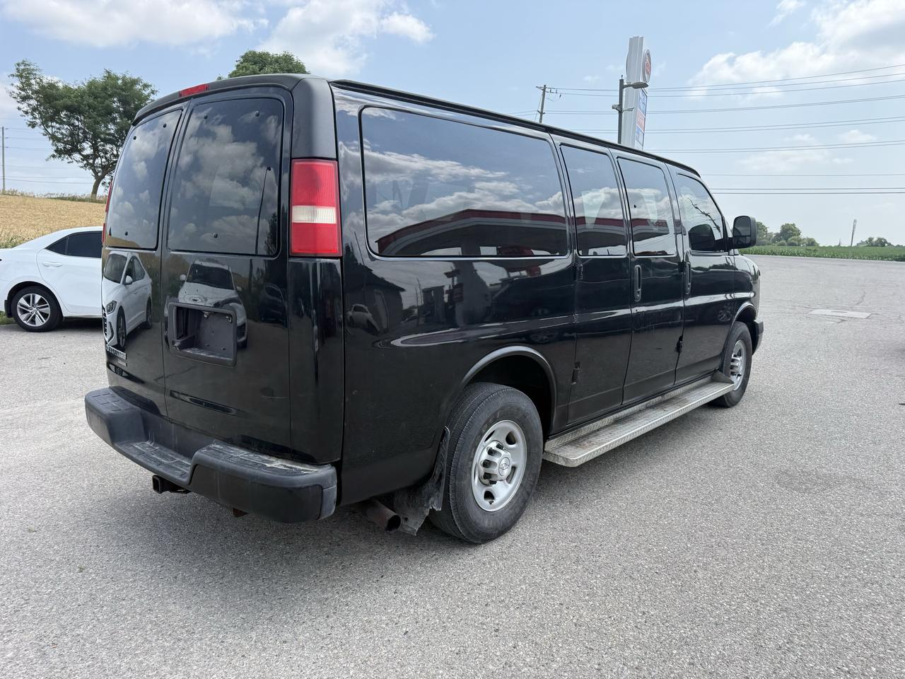 2015 Chevrolet Express LS 12 passengers Photo