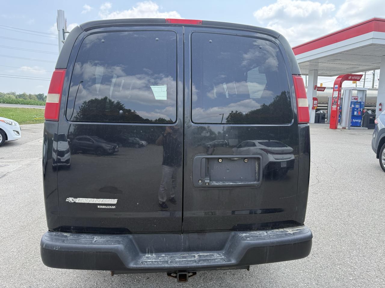 2015 Chevrolet Express LS 12 passengers Photo