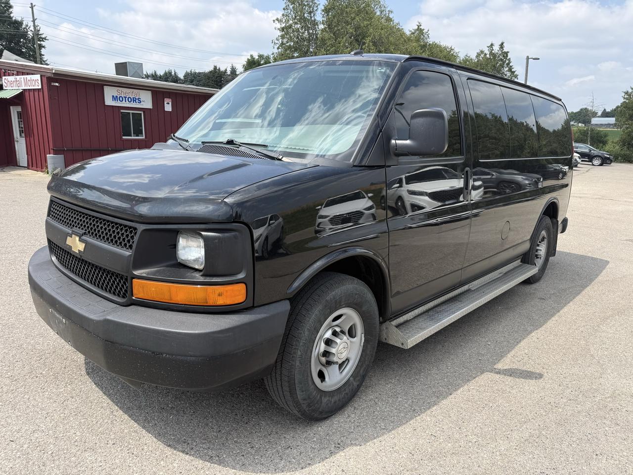2015 Chevrolet Express LS 12 passengers Photo
