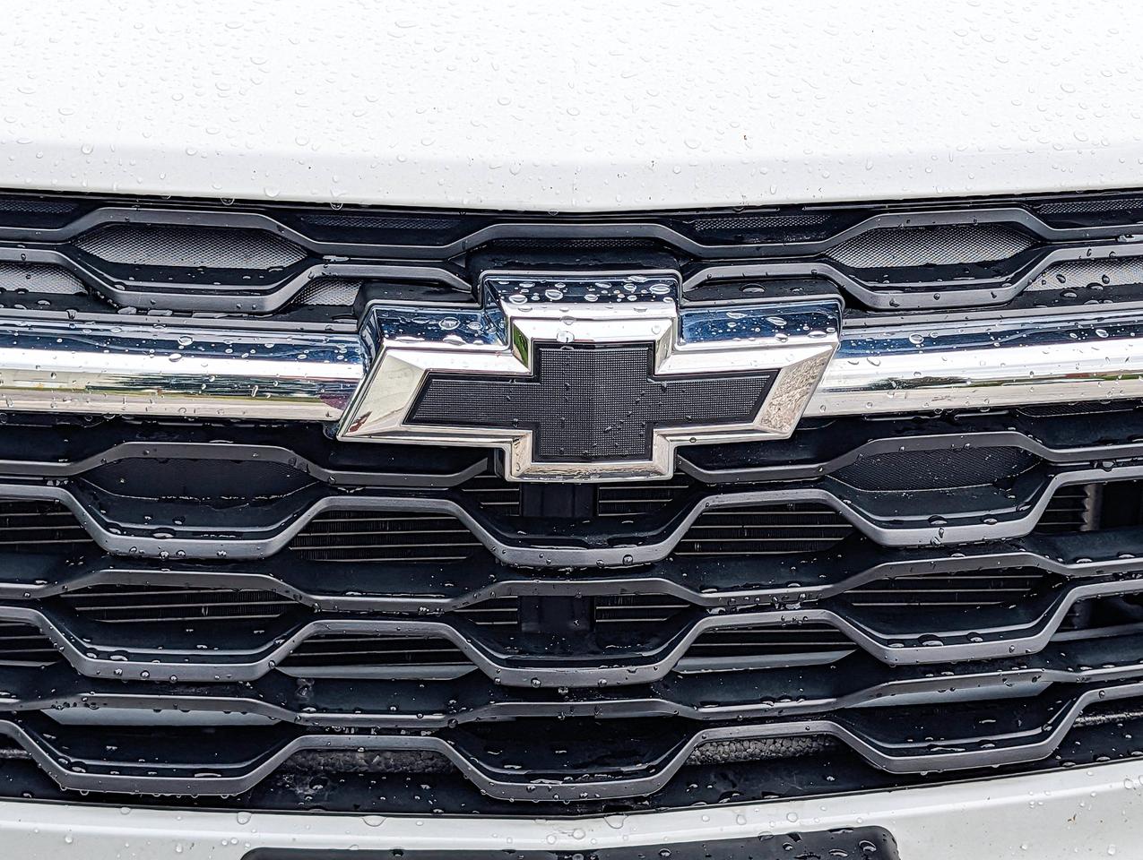 2025 Chevrolet Trax LS Photo4