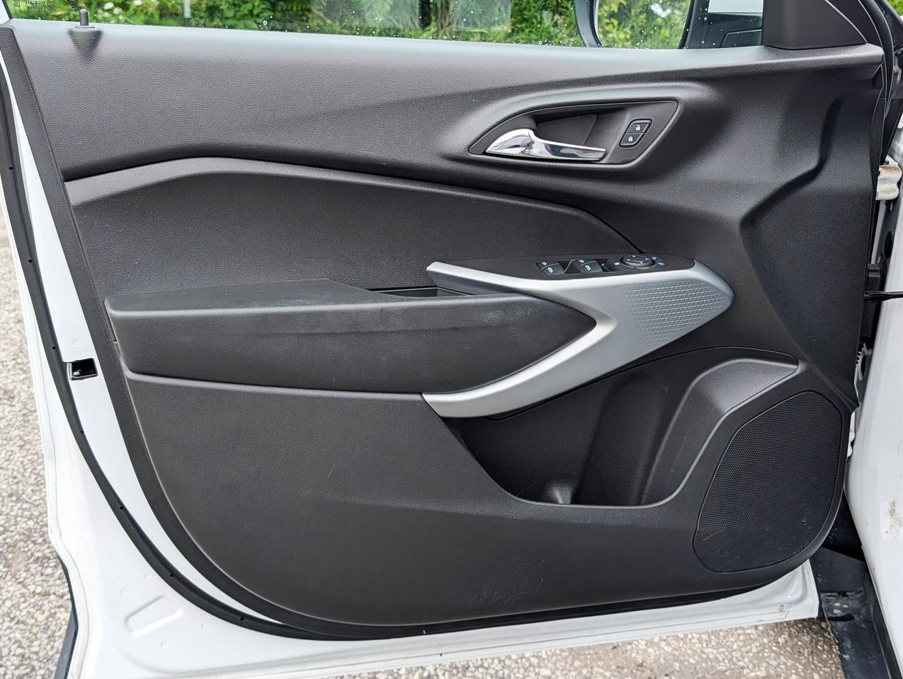 2025 Chevrolet Trax LS Photo