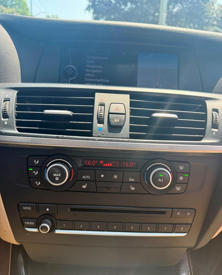 2011 BMW X3 28i Photo