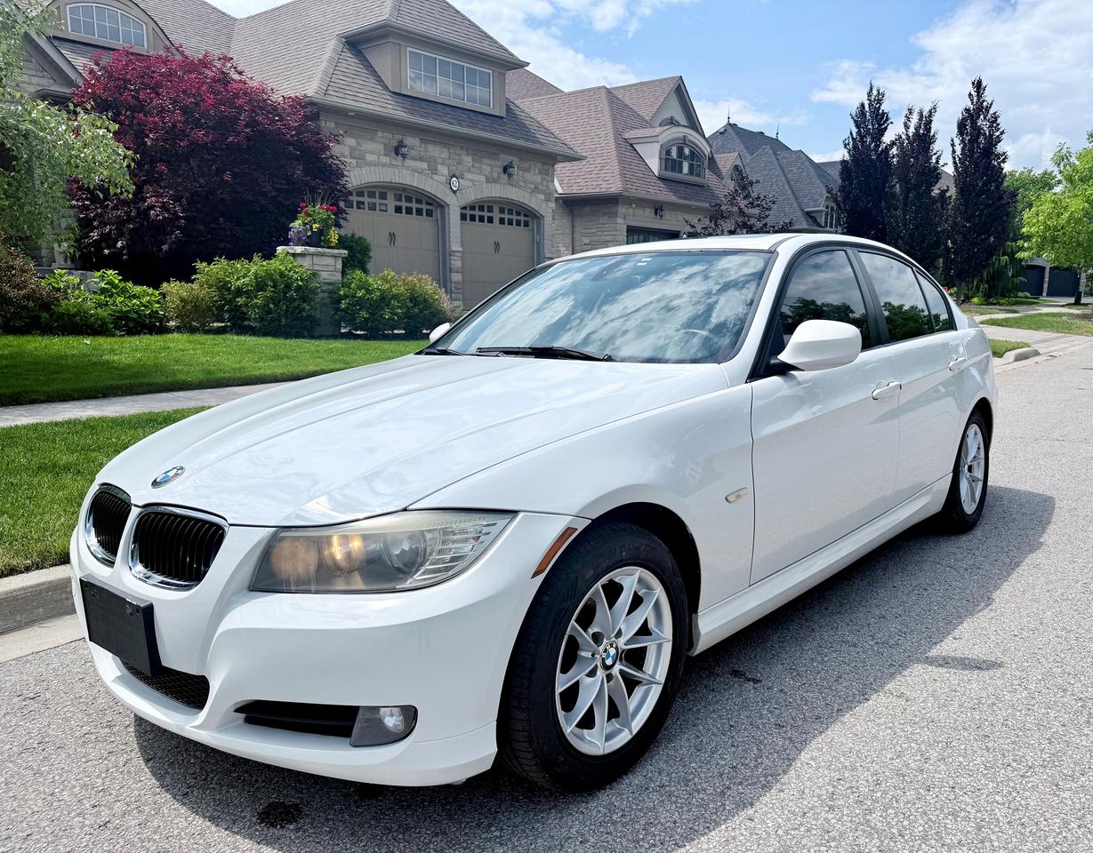 2011 BMW 3 Series 323i Photo1