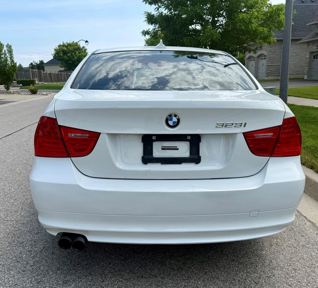 2011 BMW 3 Series 323i Photo