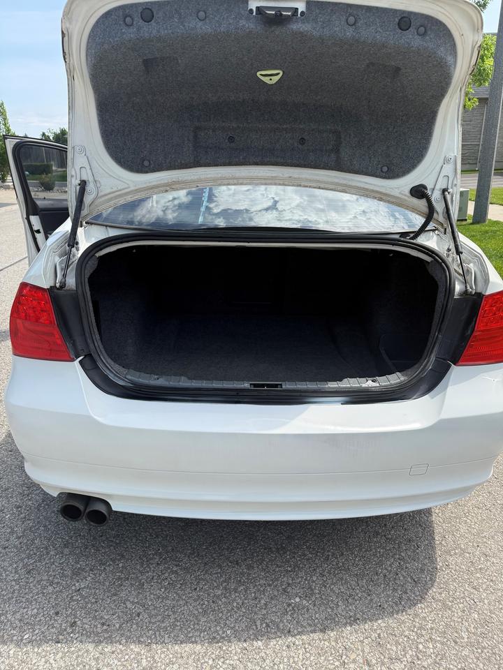 2011 BMW 3 Series 323i Photo