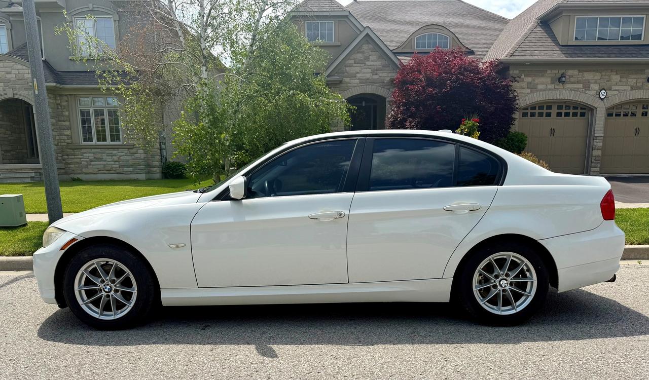 2011 BMW 3 Series 323i Photo