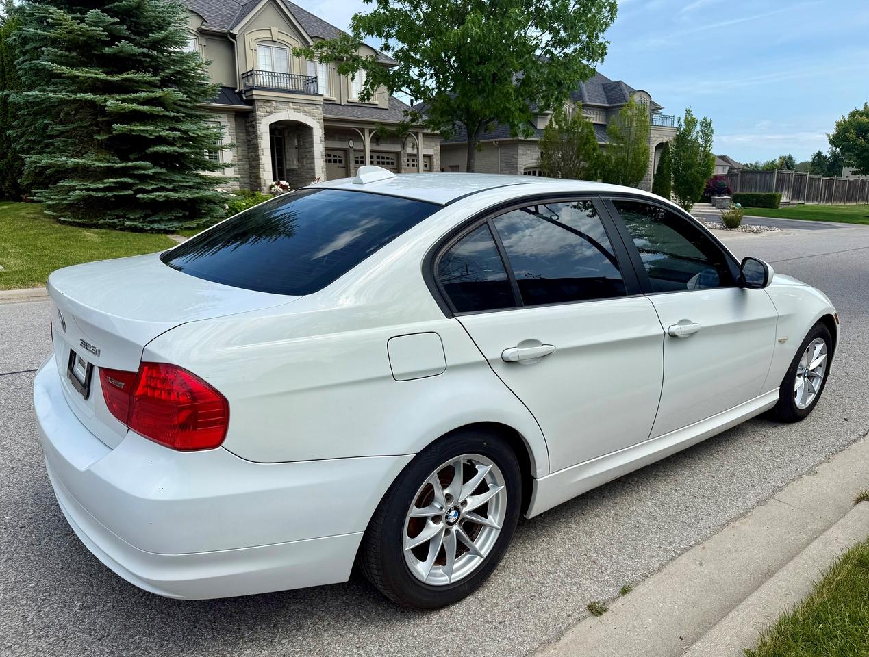 2011 BMW 3 Series 323i Photo