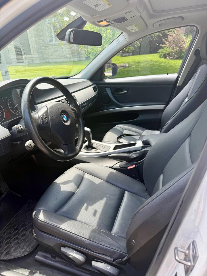 2011 BMW 3 Series 323i Photo