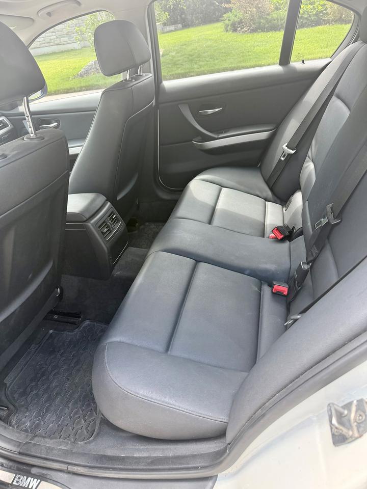 2011 BMW 3 Series 323i Photo